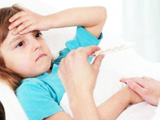 对家长来说孩子发烧是最头疼的一件事，有时候会感觉束手无策。什么才是诱发孩子发烧的因素呢？孩子发烧的时候家长又该如何应对和护理呢？